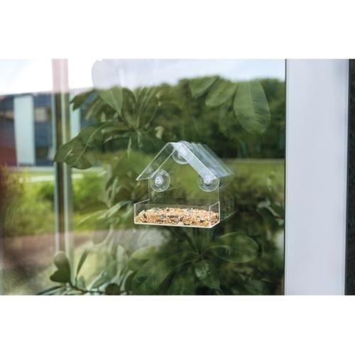 Tæt på naturen – foderdispenser til vinduesruden