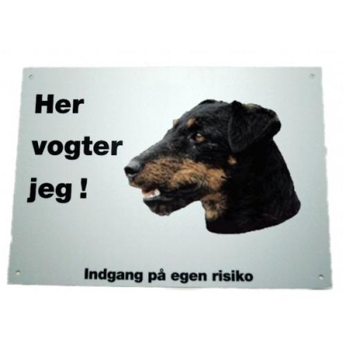 Her vogter jeg! Tysk Jagt Terrier skilt