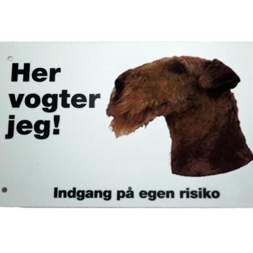 Her vogter jeg! Airedale Terrier skilt