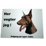 Her vogter jeg! Brun Doberman Pinscher skilt
