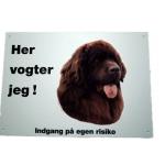 Her vogter jeg! Brun Newfoundland skilt