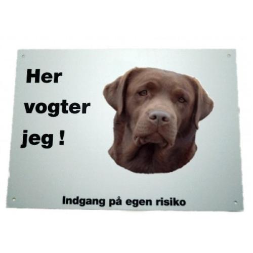 Her vogter jeg! Brun Labrador skilt