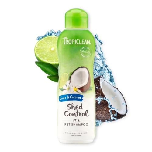 Hund, der vaskes med TropiClean Lime & Coconut Shampoo for at mindske fældning