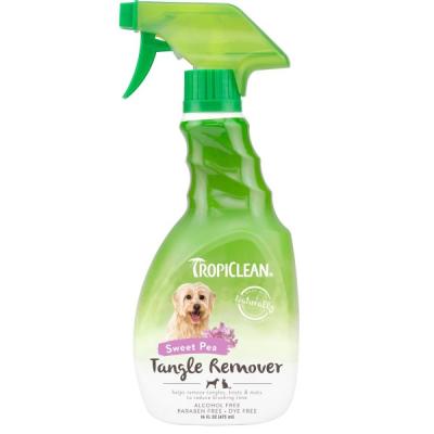 TropiClean Balsamspray D-Mat brugt til at fjerne knuder og underuld i en hunds pels