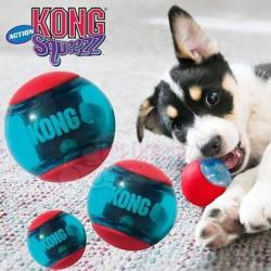 KONG Squeezz Action Ball – Uforudsigelige hop giver ekstra sjov.