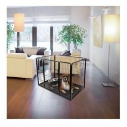 Sort metal hvalpegård opsat i en stue med en hund indeni