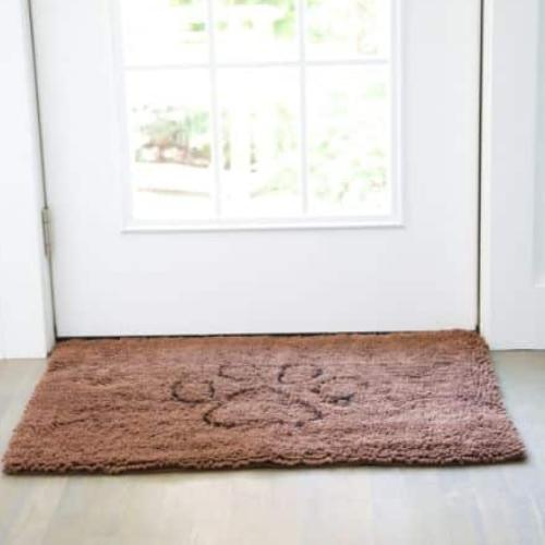 Dirty Dog Doormat foran havedør med tydeligt poteaftryk