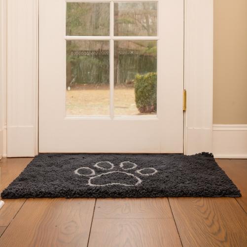 Dirty Dog Doormat foran havedør med tydeligt poteaftryk